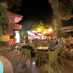Hotel Siesta, Icmeler